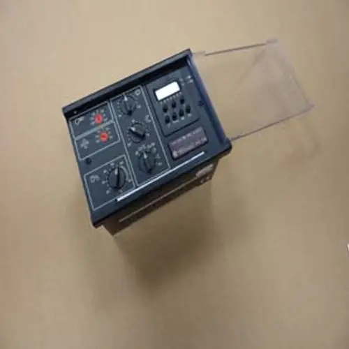 Schwarzer Regler mit multiplem Dreh- und Druckknopf zur Einstellung, Display und abgedeckte Bedienelemente. Produkt von Remeha.